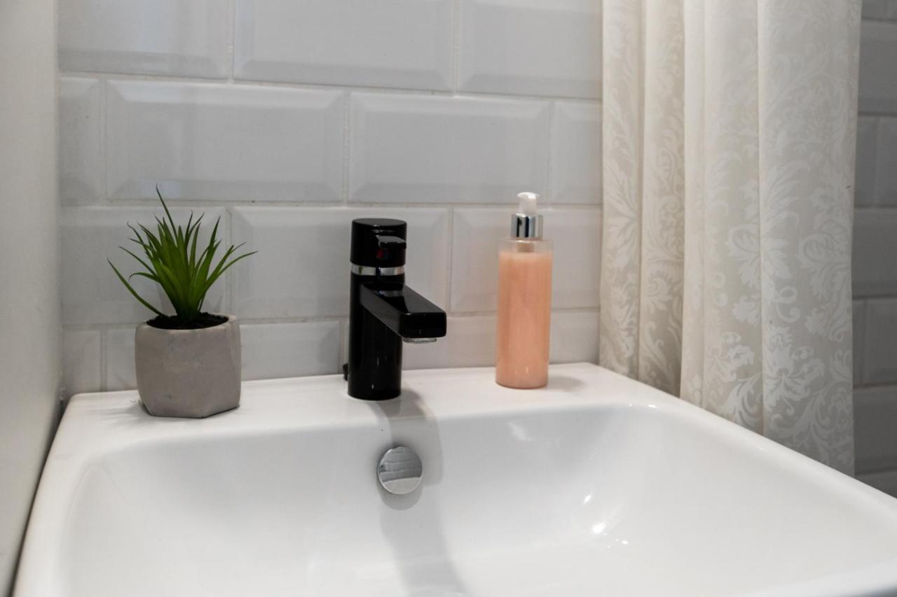 Stylish Studio In Perfect Location, 24H Reception Appartement Tallinn Buitenkant foto