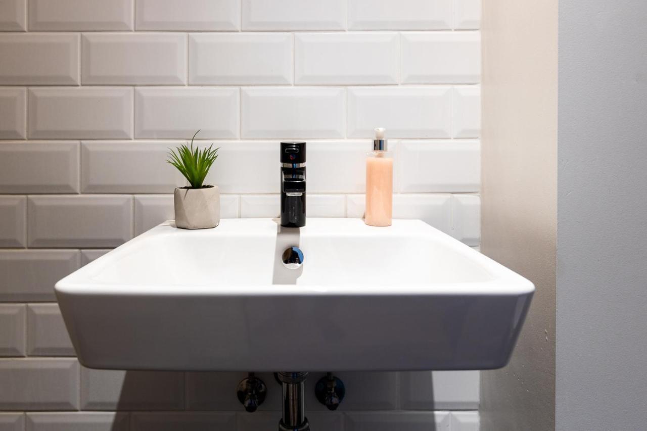 Stylish Studio In Perfect Location, 24H Reception Appartement Tallinn Buitenkant foto